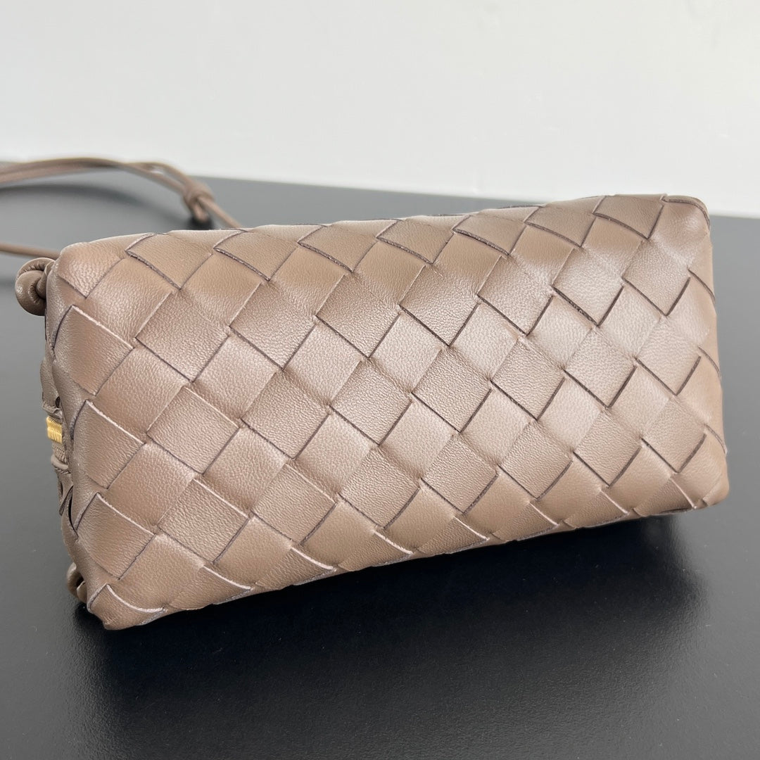 CONCERT POUCH 18 IN MEDIUM BROWN LAMBSKIN
