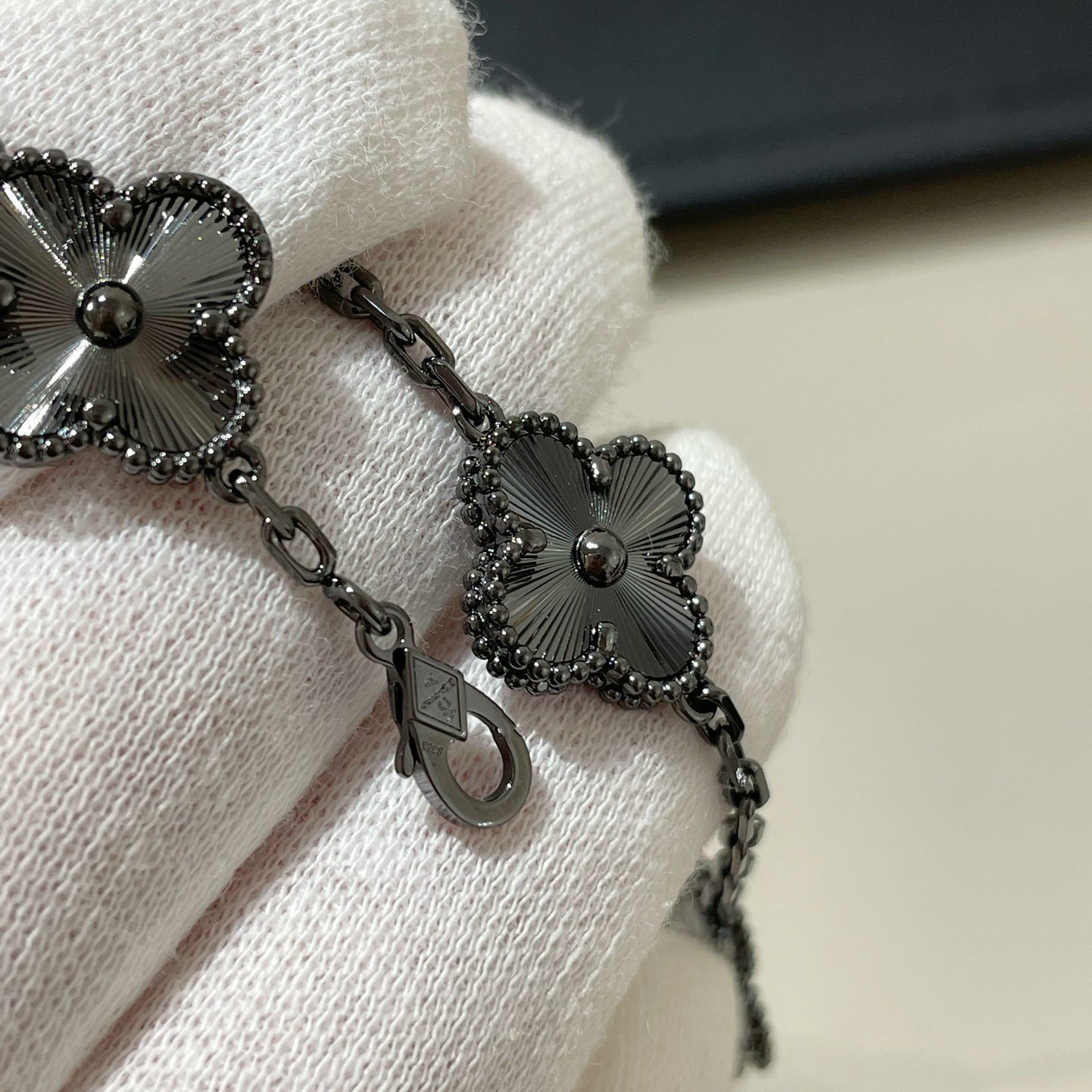 [AURORA]CLOVER 5 MOTIF BLACK BRACELET