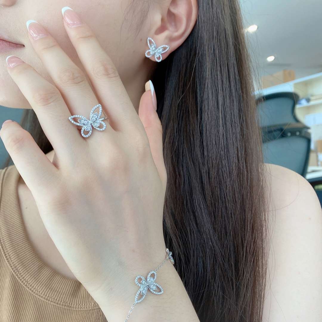 [AURORA]Delicate Butterfly Pendant Bracelet