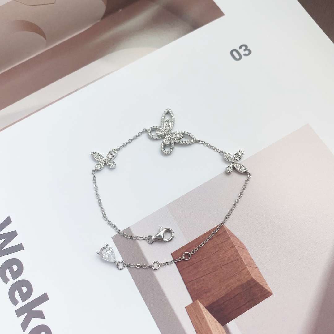 [AURORA]Delicate Butterfly Pendant Bracelet