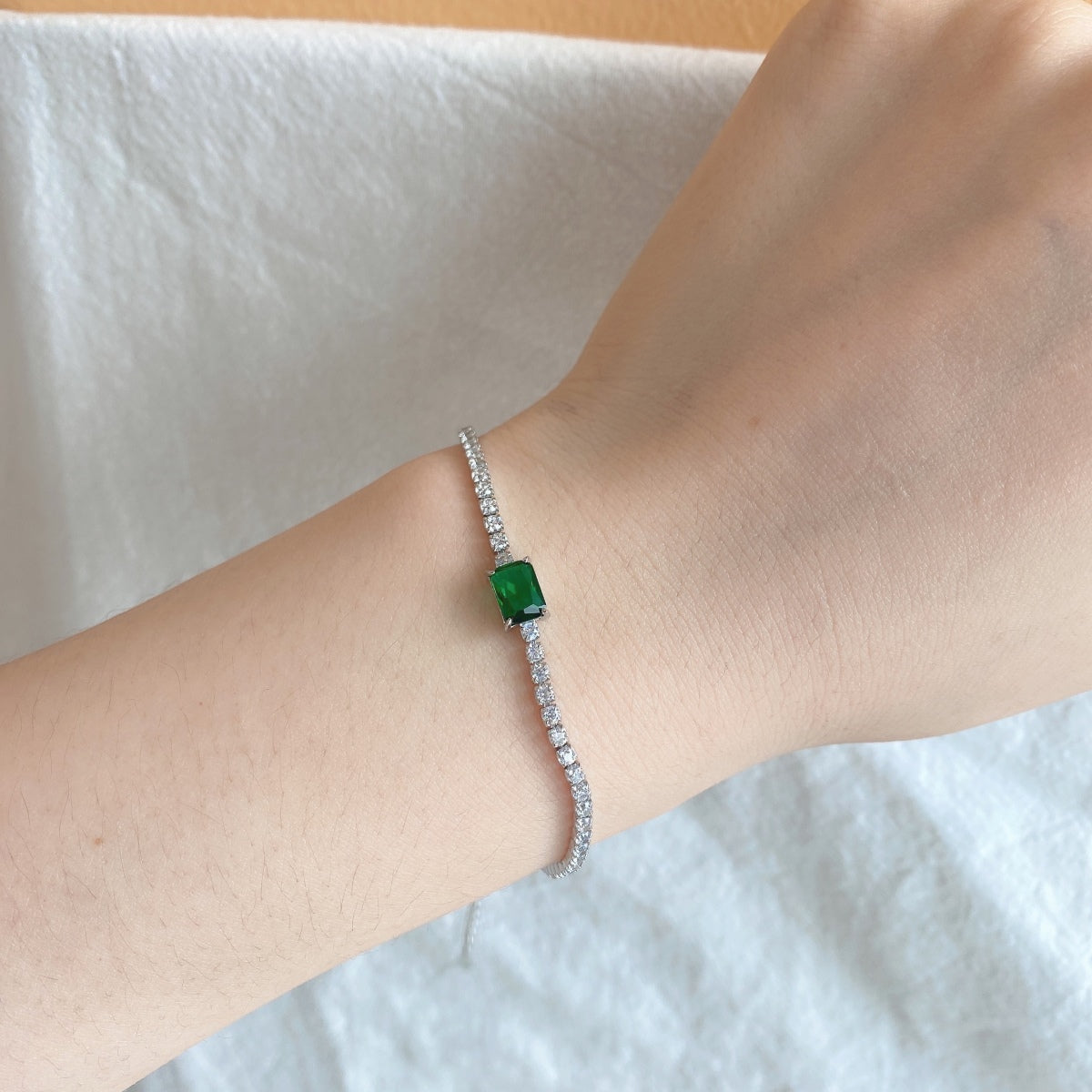 [AURORA]1.0 Carat Unique Emerald Cut Banquet Bracelet