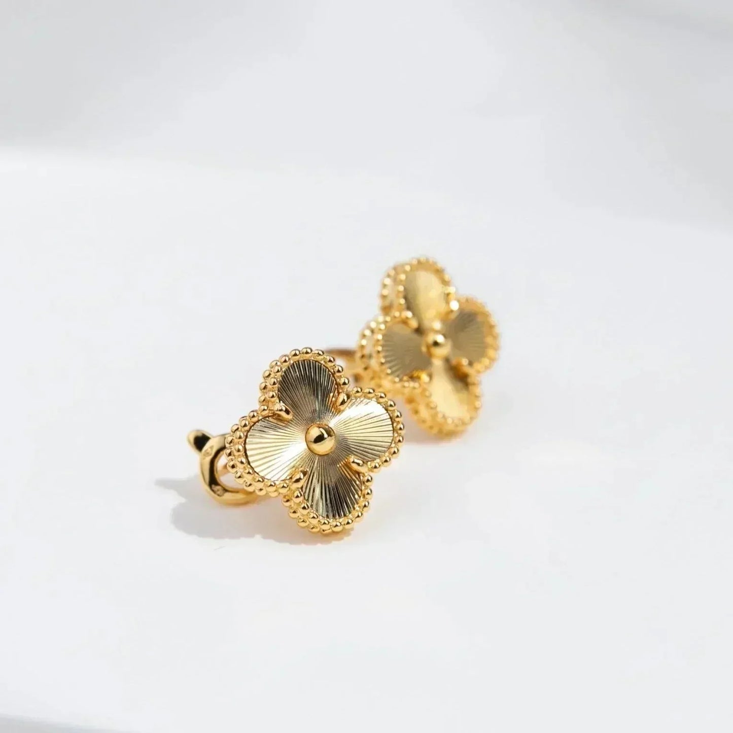 [AURORA]CLOVER MEDIUM 1 MOTIFS LASER EARRINGS