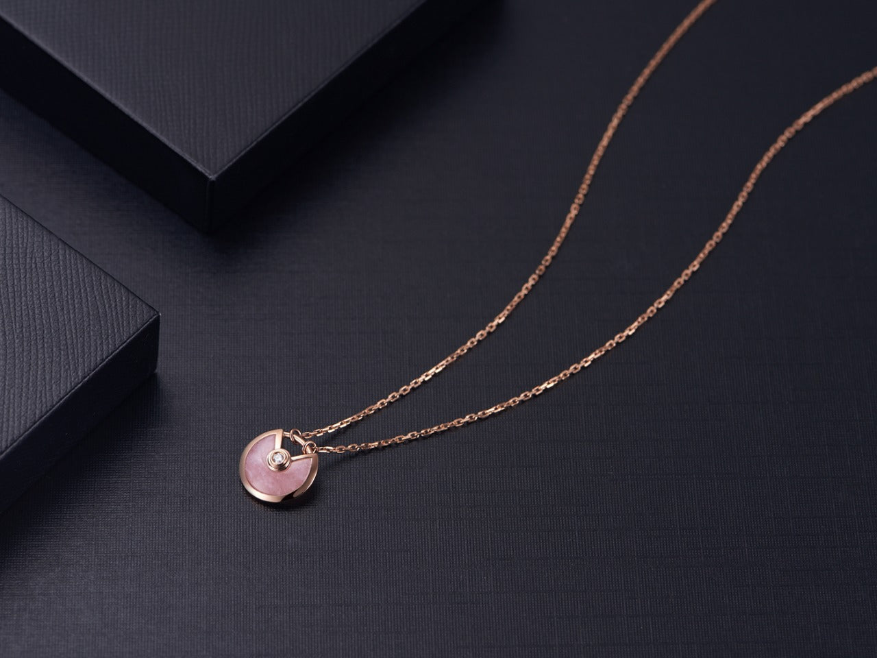 [AURORA]AMULETT ROSÉGOLD ROSA MOP HALSKETTE