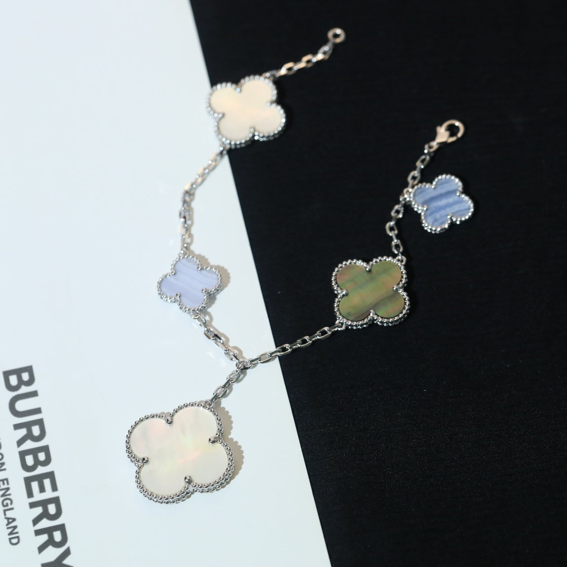 [basloveJW]KLEE-ARMBAND 5 MOTIVE MOP CHALCEDON SILBER 