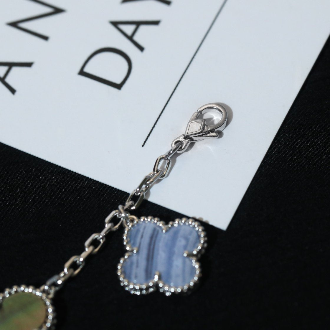 [basloveJW]KLEE-ARMBAND 5 MOTIVE MOP CHALCEDON SILBER 