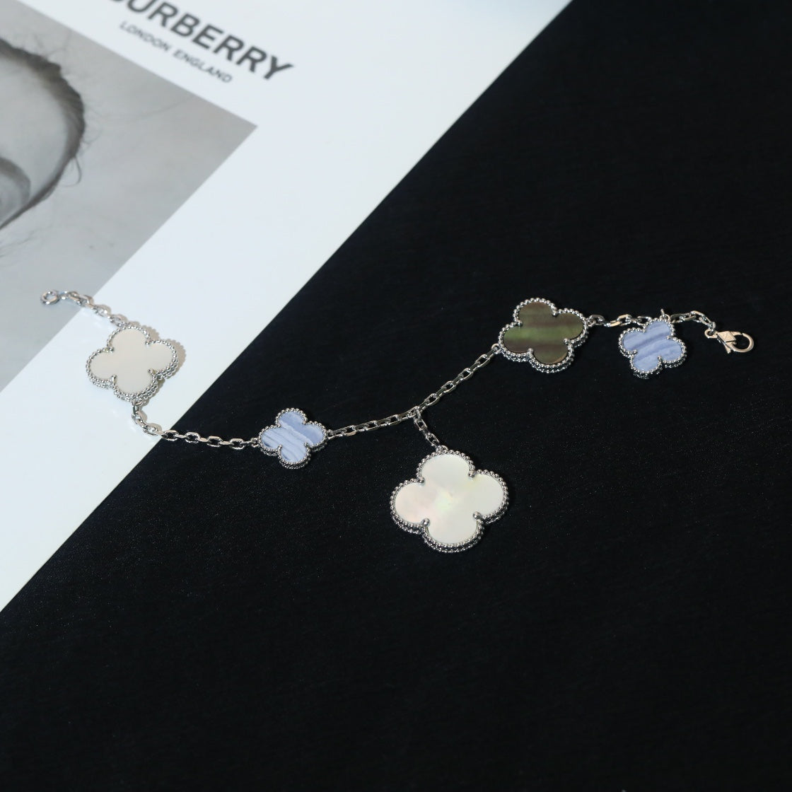 [basloveJW]KLEE-ARMBAND 5 MOTIVE MOP CHALCEDON SILBER 