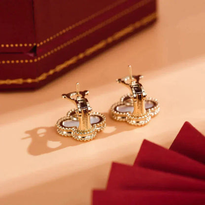 [AURORA]CLOVER MEDIUM 1 MOTIFS  WHITE MOP STUD EARRINGS