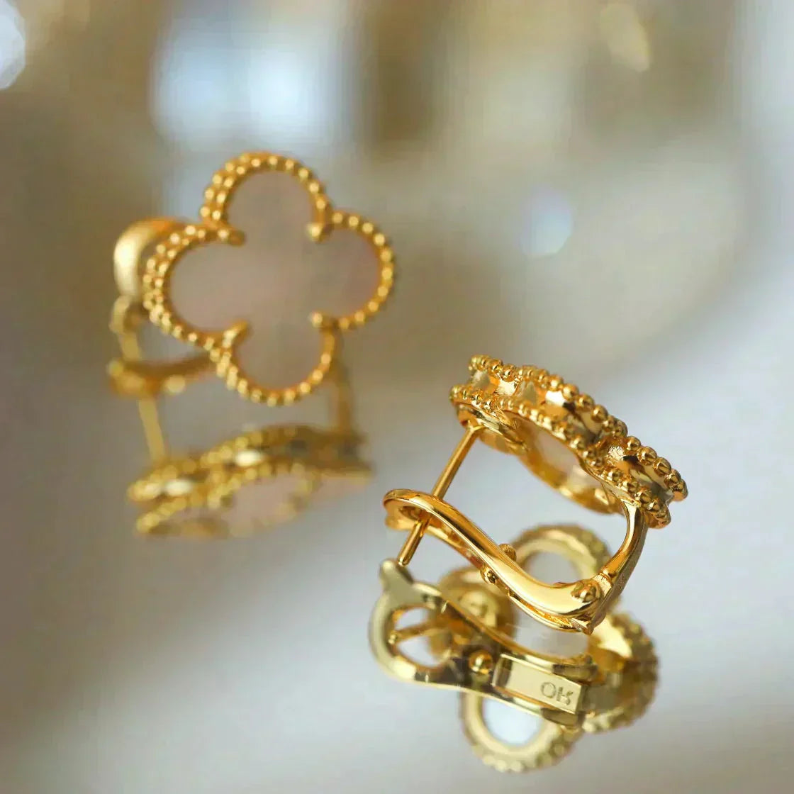 [AURORA]CLOVER MEDIUM 1 MOTIFS  WHITE MOP STUD EARRINGS
