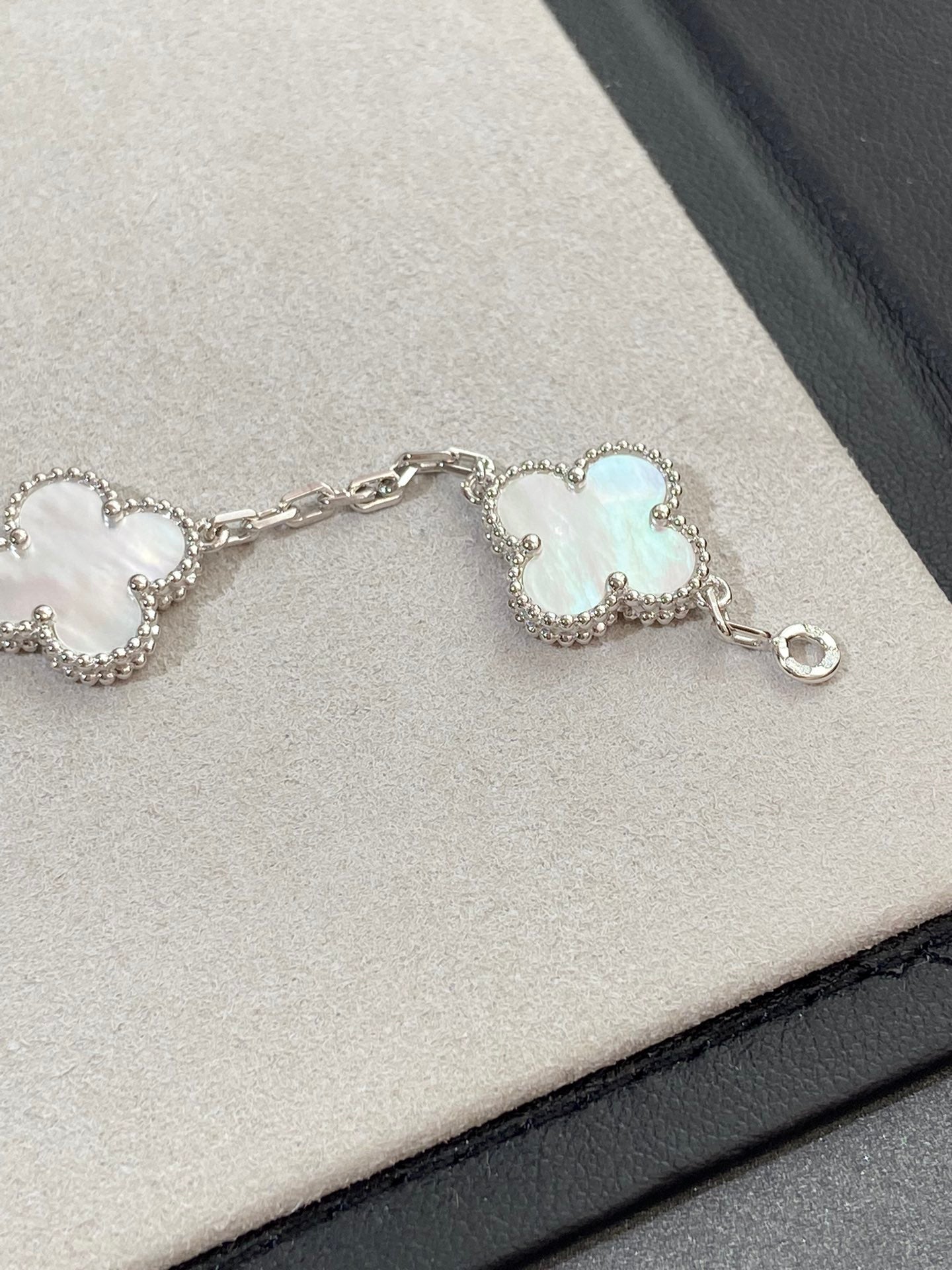 [AURORA]CLOVER WHITE PEARL MOP 5 MOTIF BRACELET COLLECTION