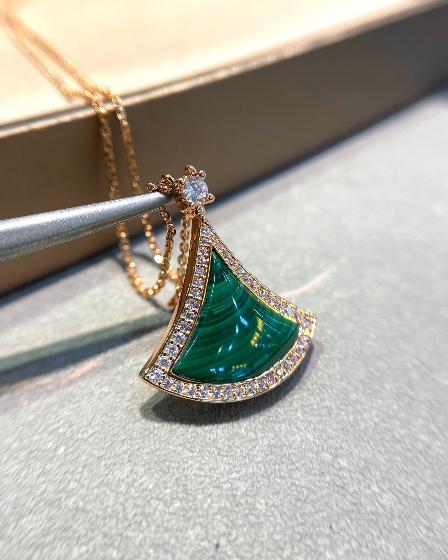 [AURORA]DREAM HALSKETTE AUS ROSÉGOLD MIT MALACHIT UND DIAMANTEN