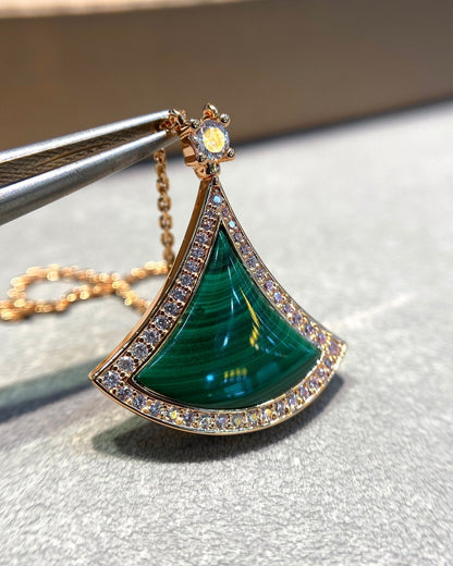 [AURORA]DREAM HALSKETTE AUS ROSÉGOLD MIT MALACHIT UND DIAMANTEN