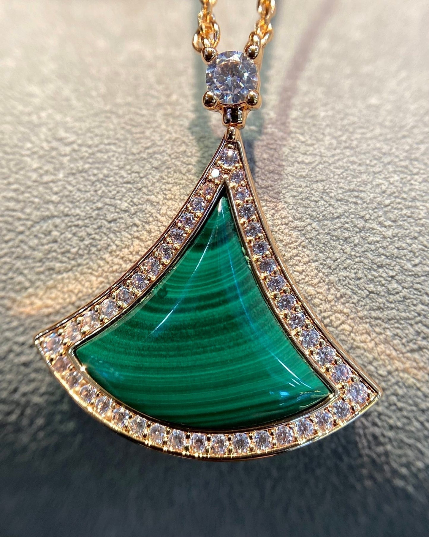 [AURORA]DREAM HALSKETTE AUS ROSÉGOLD MIT MALACHIT UND DIAMANTEN