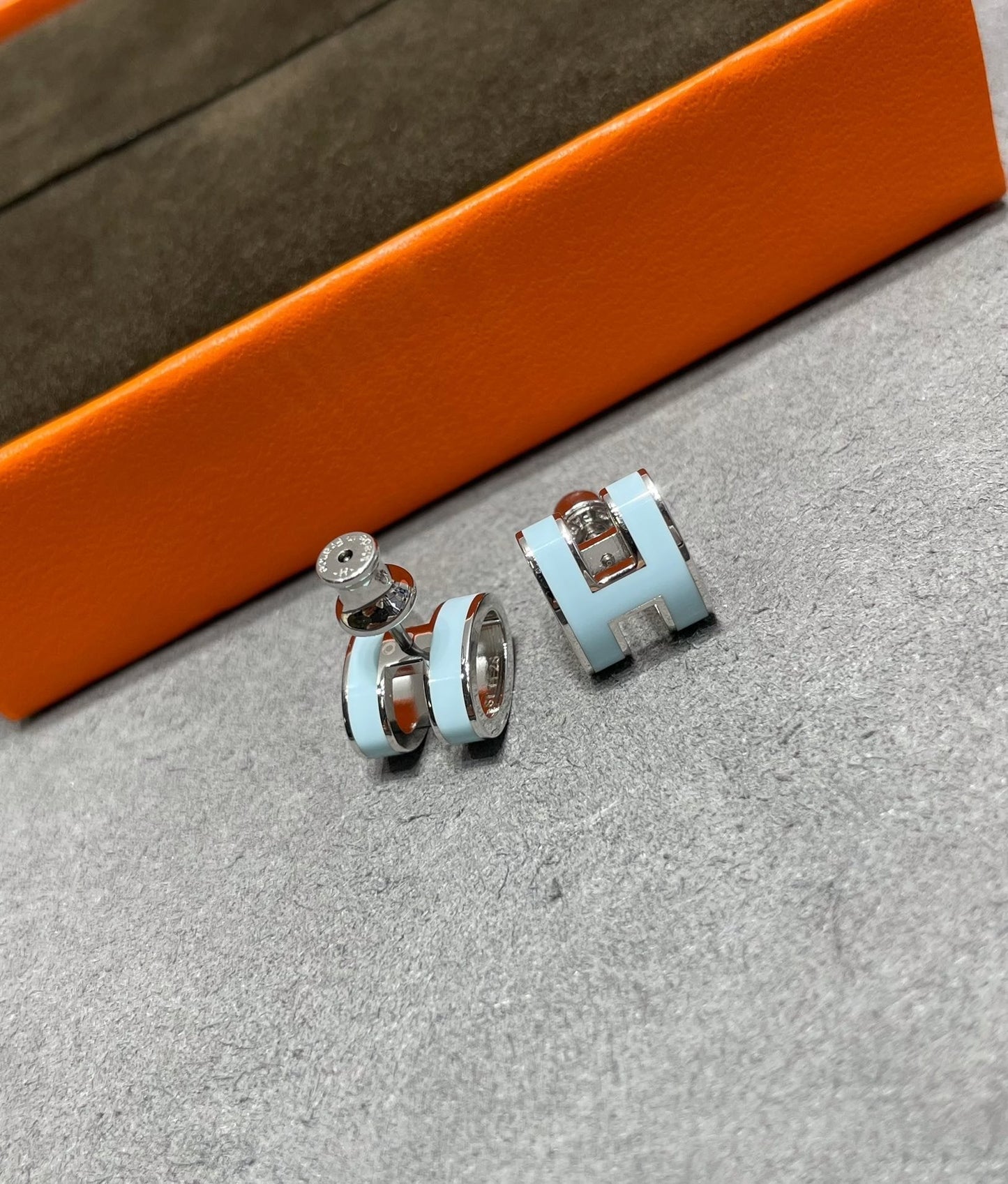[AURORA]POP H SKY BLUE STUD EARRINGS