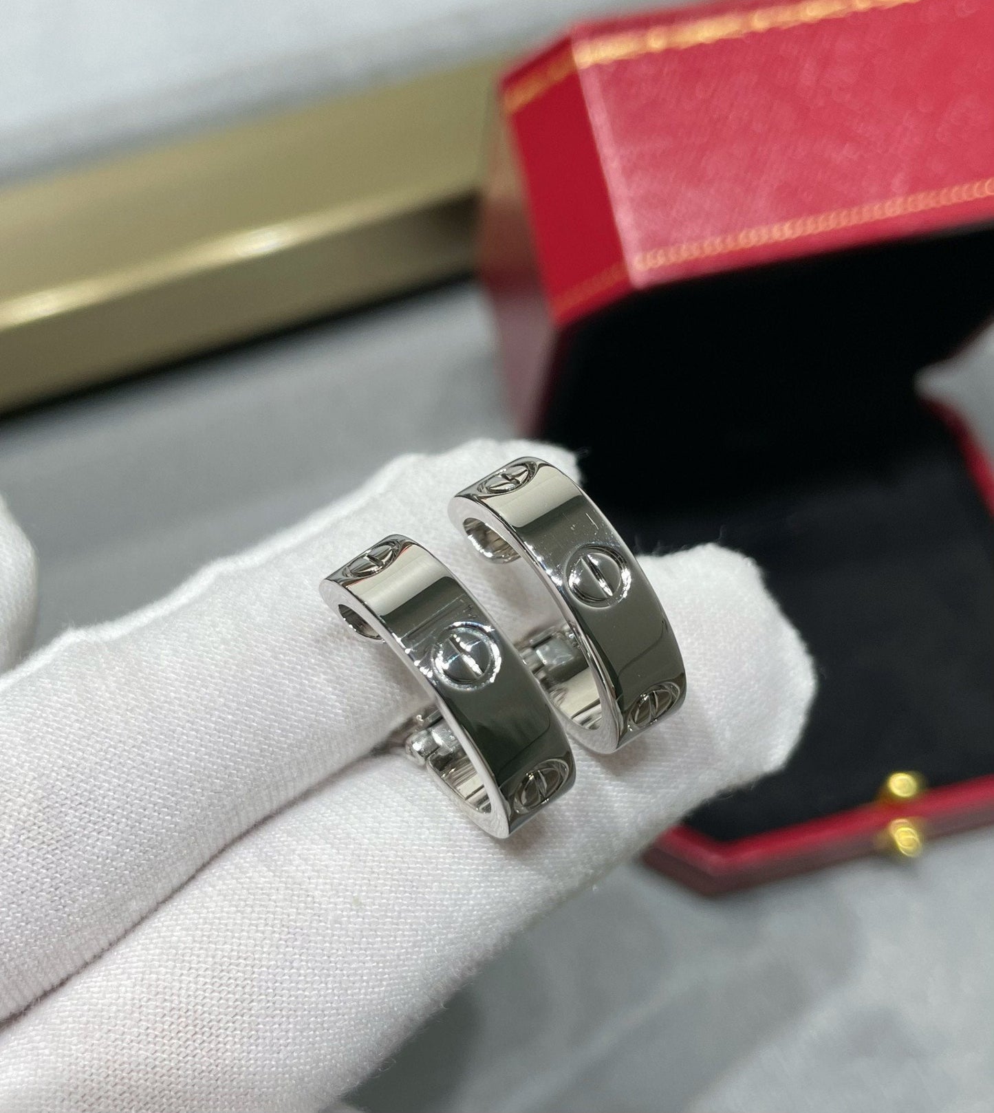 [オーロラ]ラブ 5.5mm イヤリング