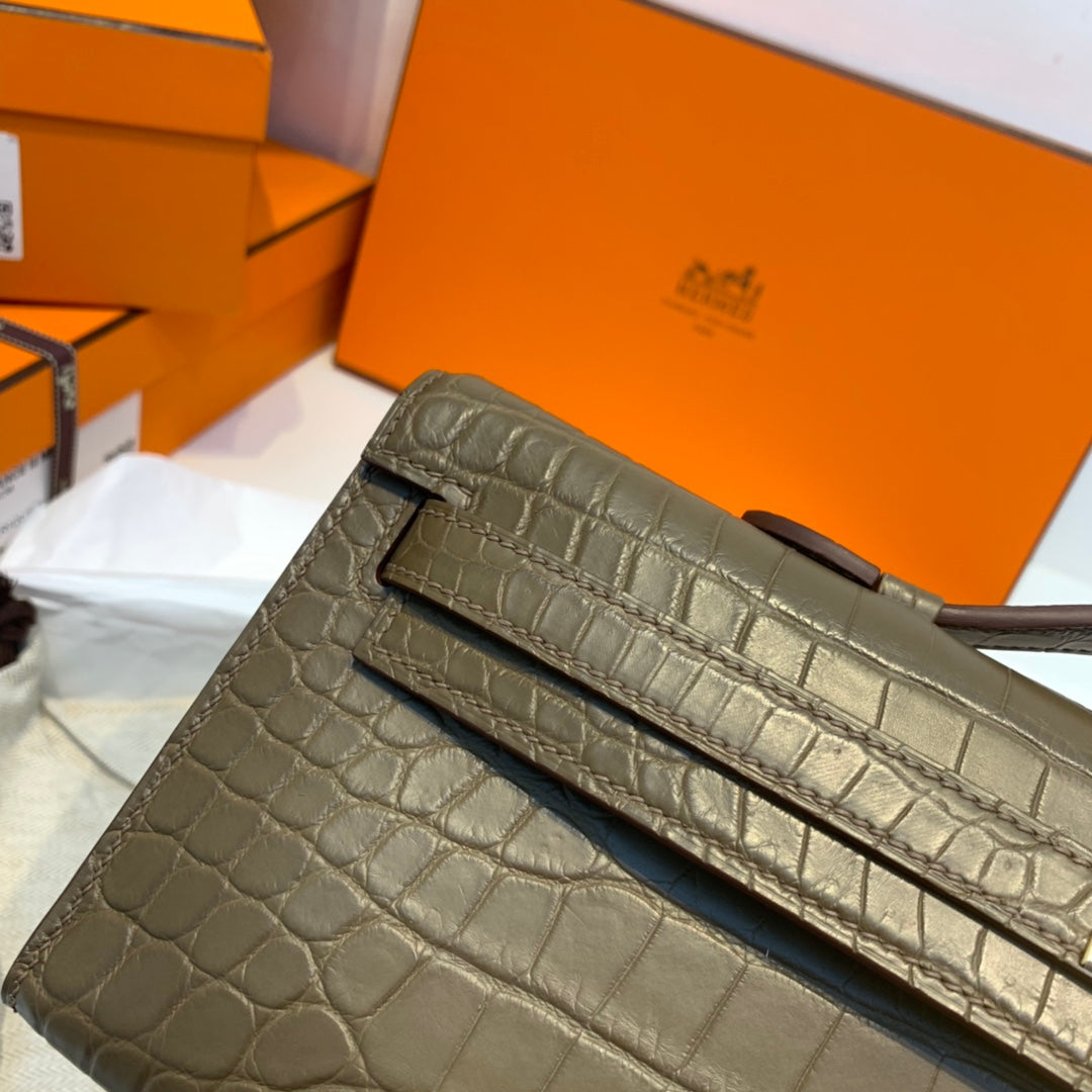 KELLY CUT 31 IN MOCHA BROWN ALLIGATOR LEATHER WITH GOLD HARDWARE (MADE-TO-ODER)