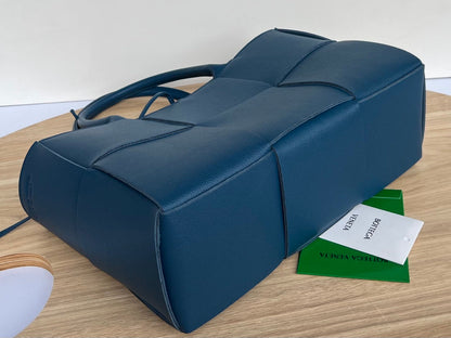 SMALL ARCO TOTE 30 IN AEGEAN BLUE CALFSKIN