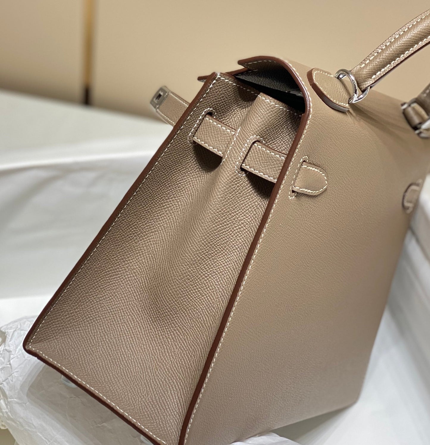 KELLY 28CM IN ETOUPE EPSOM CALFSKIN GOLD HARDWARE