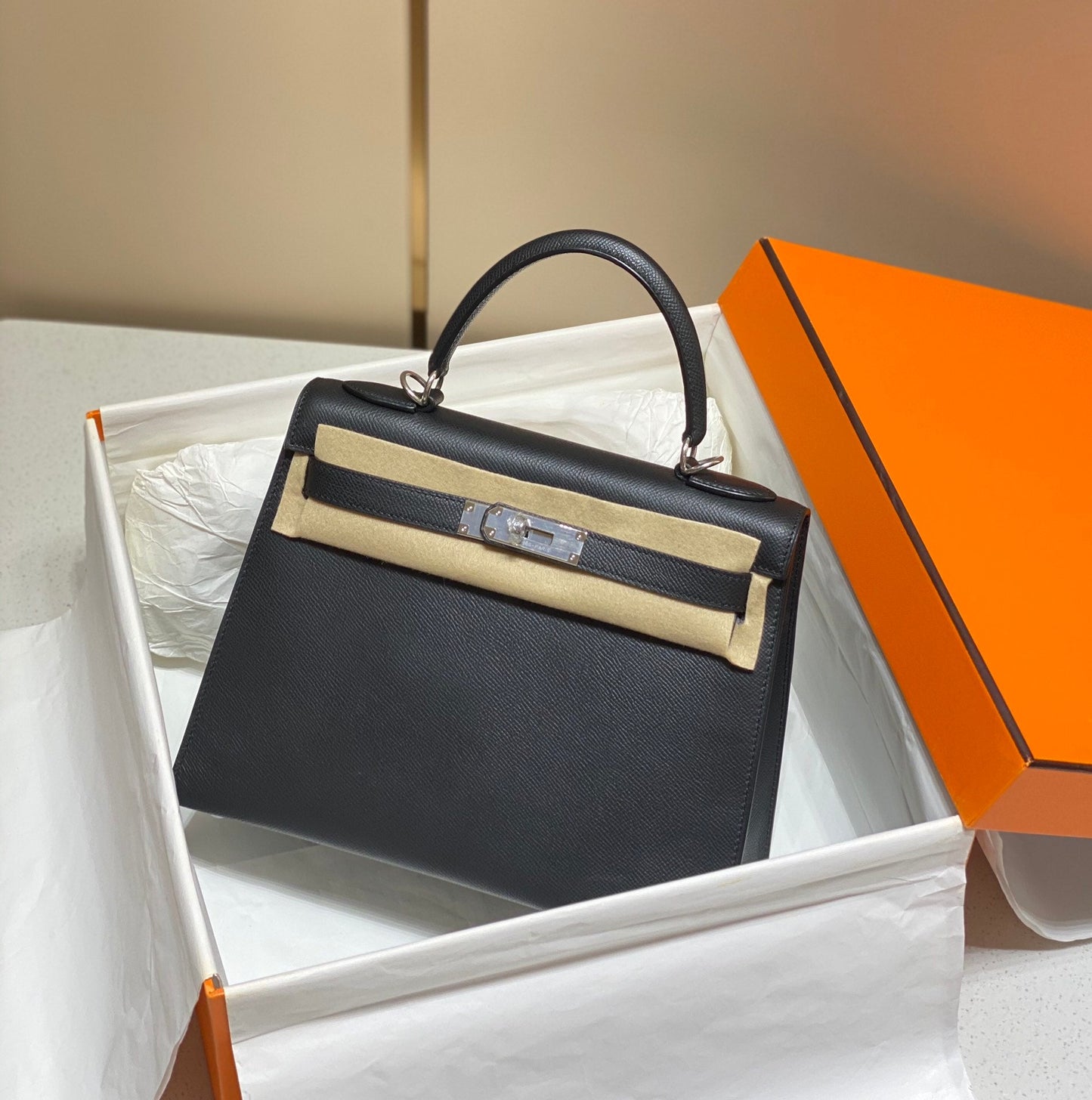 KELLY 28CM IN NOIR EPSOM CALFSKIN SILVER HARDWARE