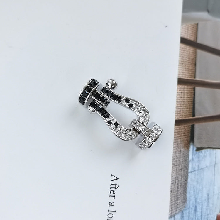[AURORA]FORCE GROSSES HUFEISENARMBAND MIT SCHWARZ-WEISSEN DIAMANTEN UND ROSÉGOLD