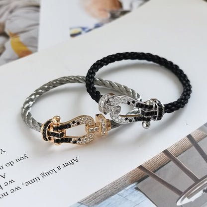 [AURORA]FORCE GROSSES HUFEISENARMBAND MIT SCHWARZ-WEISSEN DIAMANTEN UND ROSÉGOLD