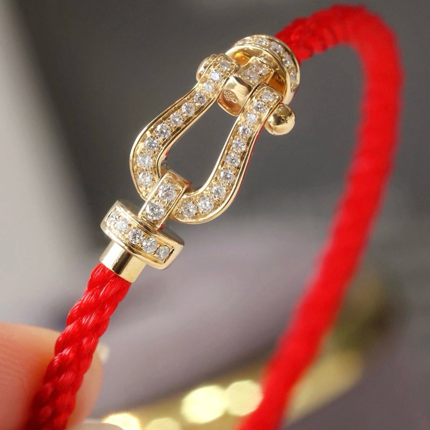 [AURORA]FORCE GROSSES HUFEISENARMBAND MIT VOLLBESATZ AUS GOLD