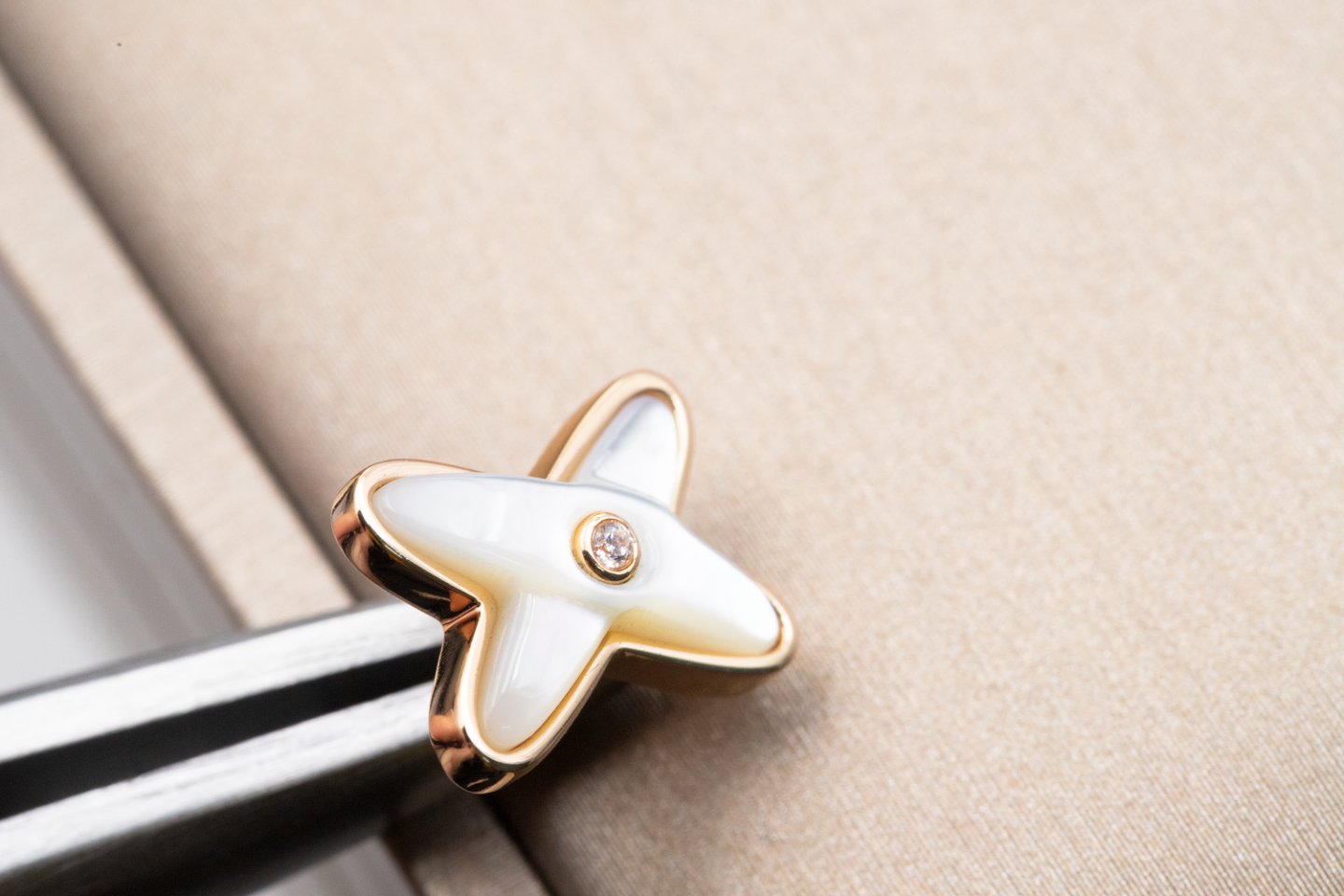 [AURORA]JEUX DE WHITE MOP PINK GOLD DIAMOND EARRINGS