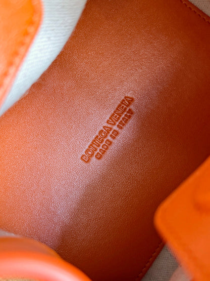 BOTTEGA VENETA 25S SMALL PARACHUTE 20 IN BURNED ORANGE CALFSKIN AND RAFFIA
