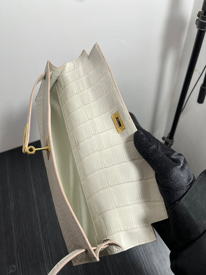 KELLY CUT 31 IN WHITE SHINNY ALLIGATOR LEATHER WITH GOLD HARDWARE (MADE-TO-ODER)