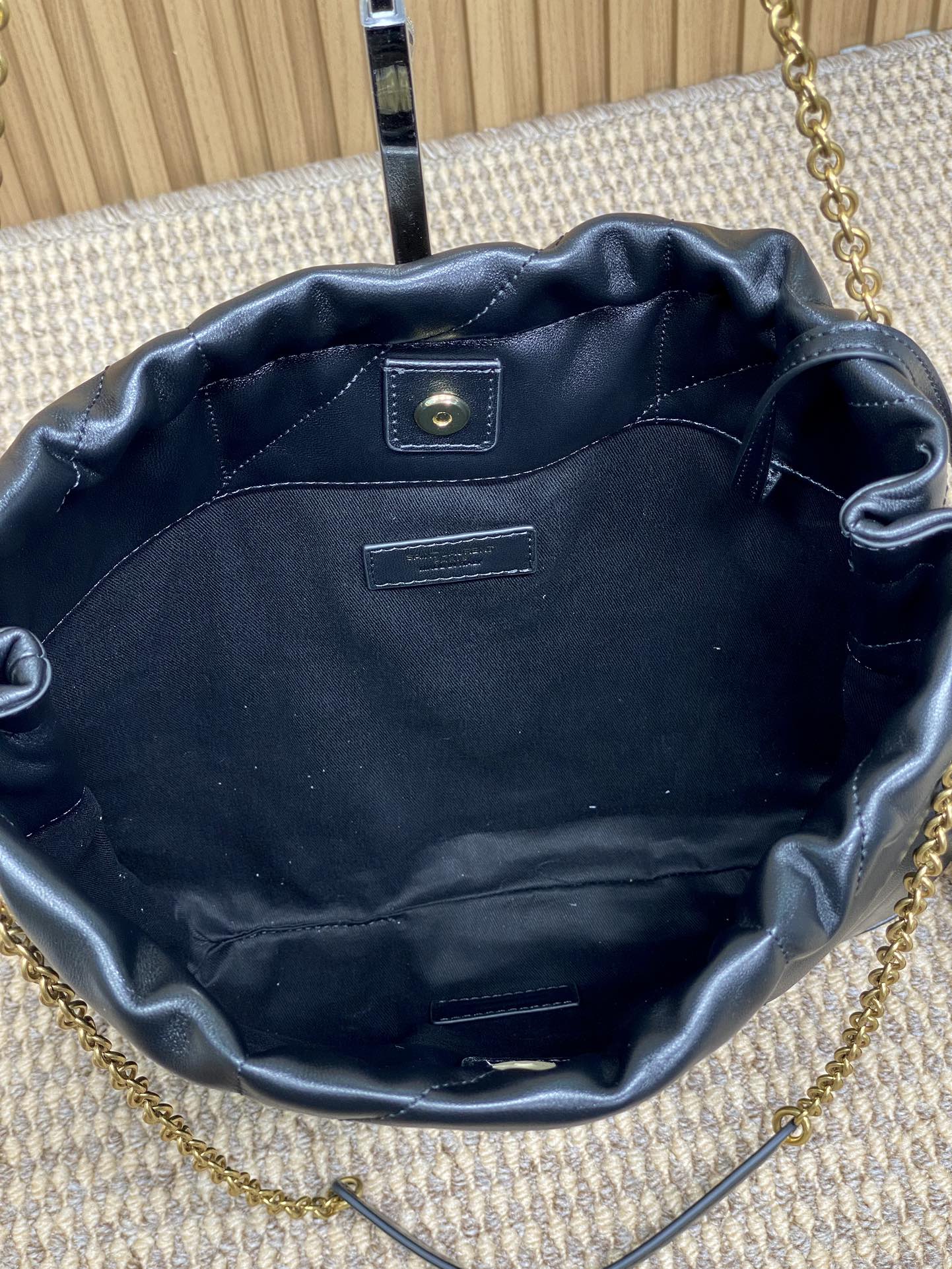 DRAWSTRING CHAIN STRAP SHOULDER BAG 39 IN NAVY BLUE QUILTED CALFSKIN