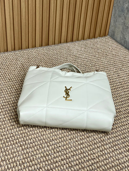 DRAWSTRING CHAIN STRAP SHOULDER BAG 39 IN WHITE QUILTED CALFSKIN
