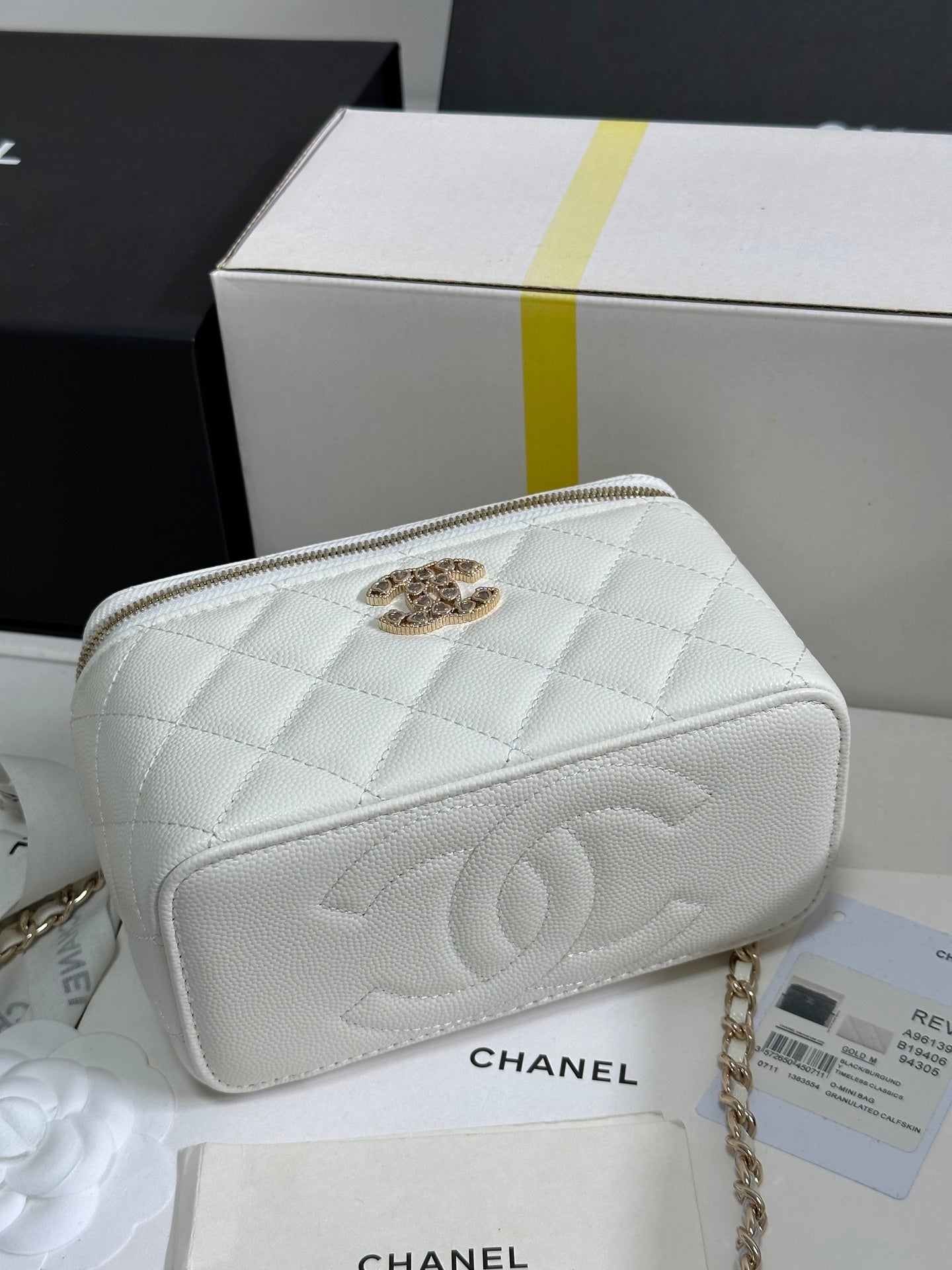 VANITY CASE 17 CRYSTAL STUDDED LOGO IN WHITE CALFSKIN GOLD HARDWARE