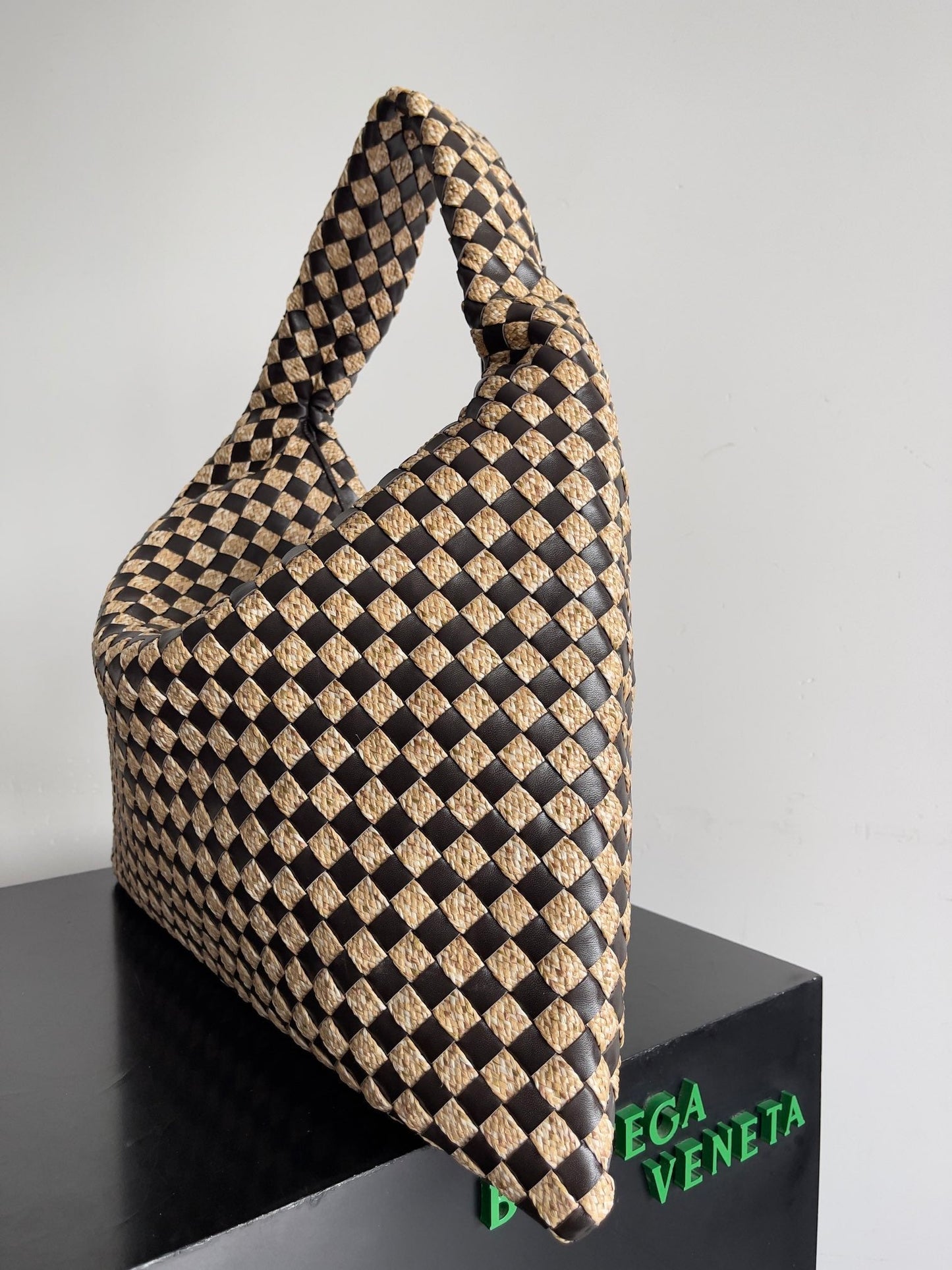 LARGE HOP 54 IN BROWN CALFSKIN AND BEIGE RAFFIA
