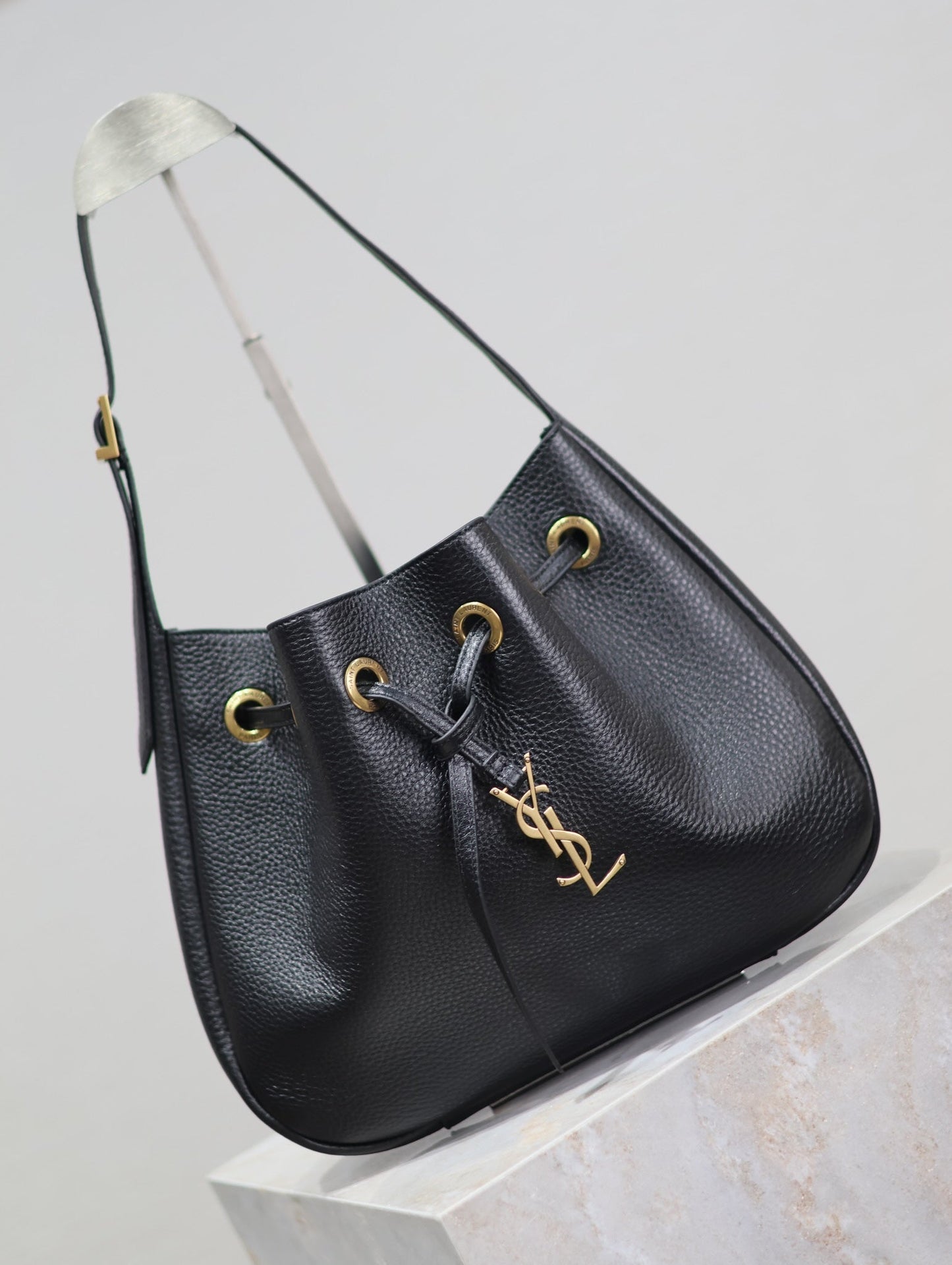 PARIS VII SMALL HOBO 30 IN BLACK GRAINED LEATHER GOLD HARDWARE