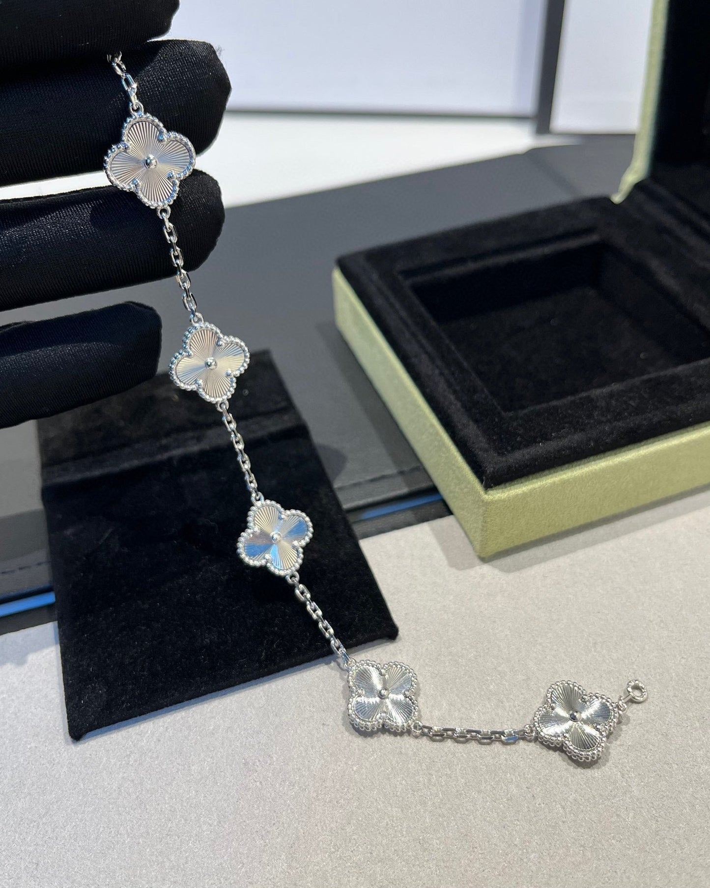 [AURORA] CLOVER 5 MOTIF LASER BRACELET COLLECTION
