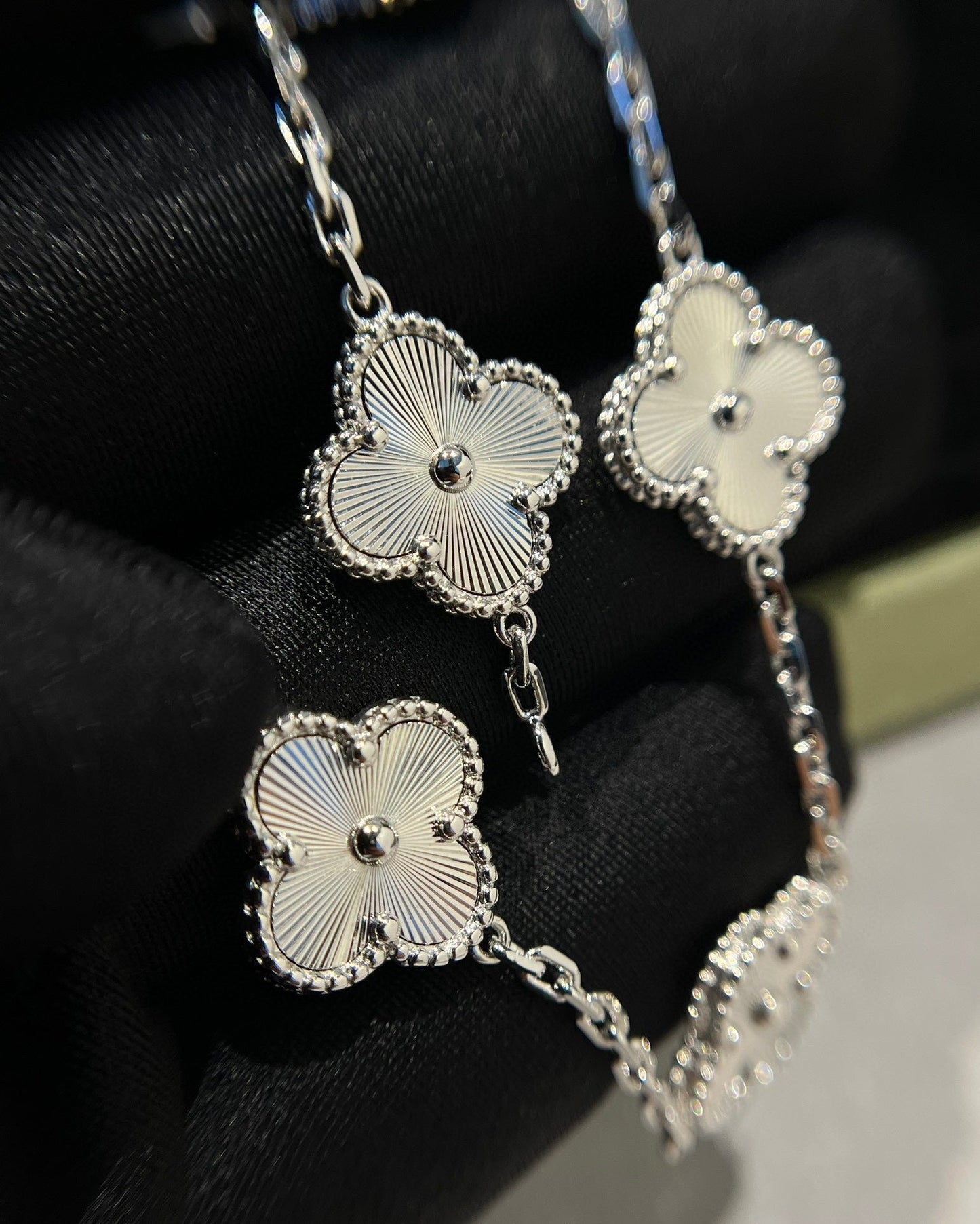 [AURORA] CLOVER 5 MOTIF LASER BRACELET COLLECTION