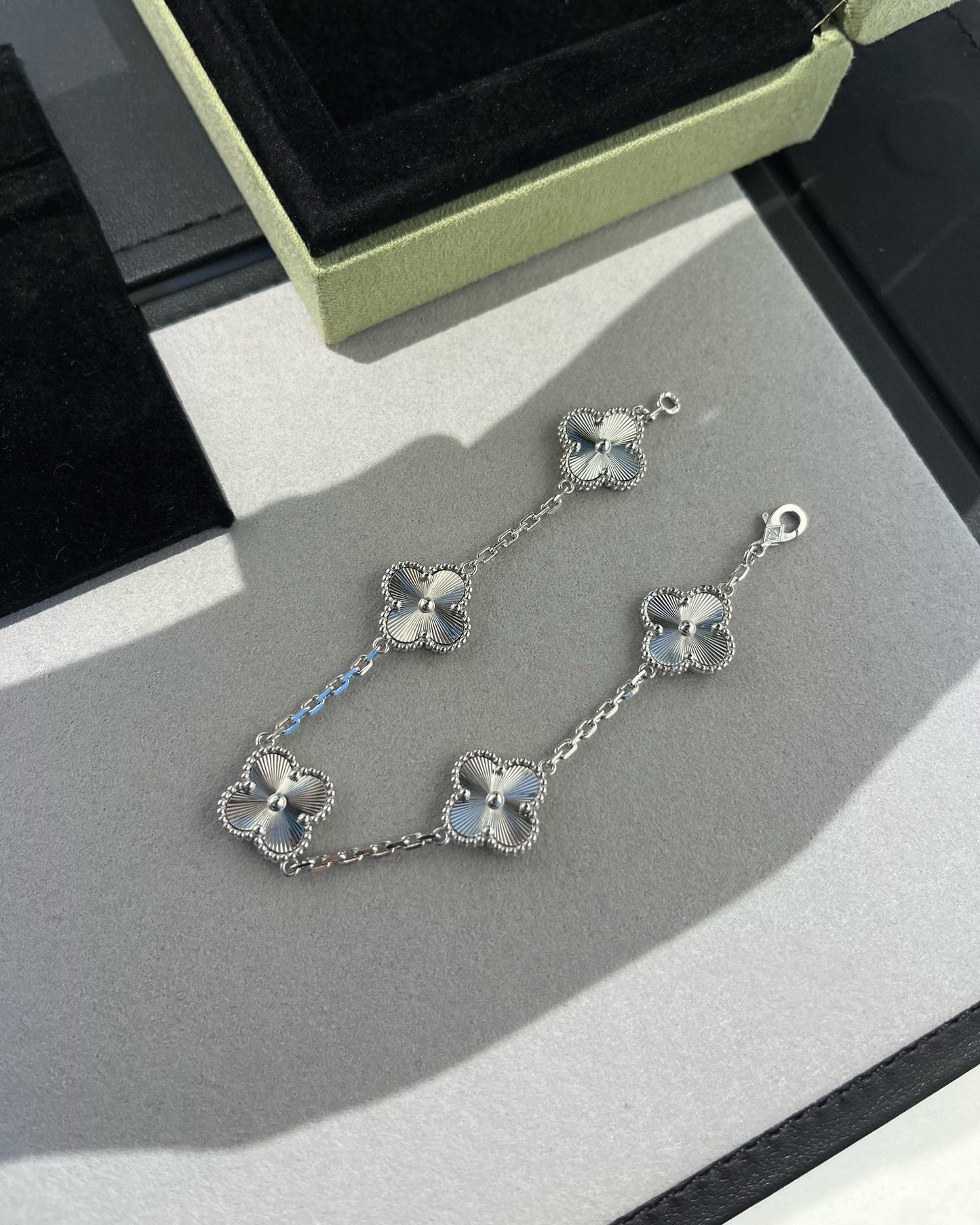 [AURORA] CLOVER 5 MOTIF LASER BRACELET COLLECTION